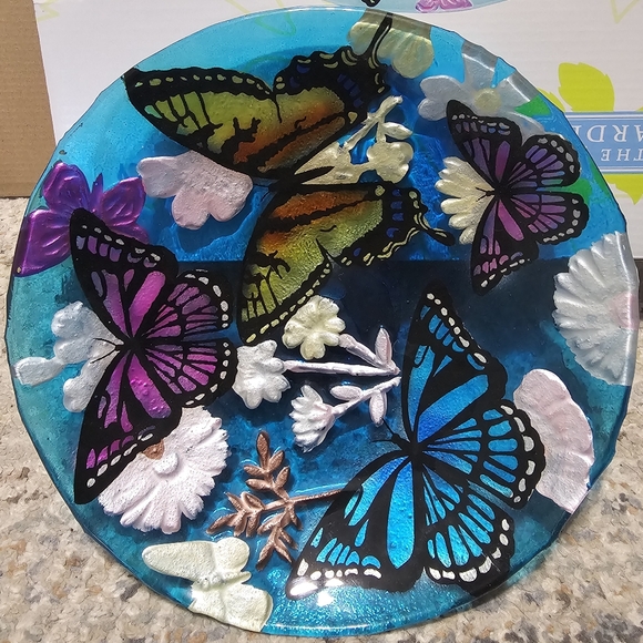 Bountiful butterfly birdbath - Picture 5 of 5